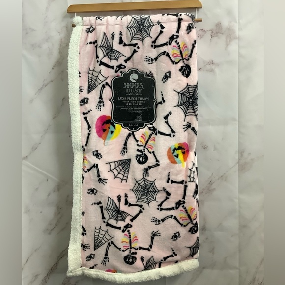 NWT Moon Dust Sherpa Throw - Picture 1 of 3